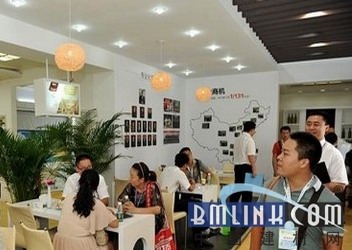 宝仕龙建博会现场人气聚集，摩肩接踵