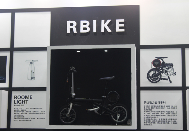 骑达助力自行车R4，折叠后可像拉杆箱式轻松推行，携带方便